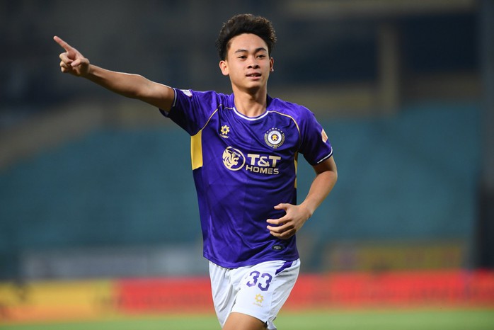 Xu&acirc;n Mạnh tỏa s&aacute;ng, H&agrave; Nội FC lọt tốp 3 V-League - Ảnh 2.