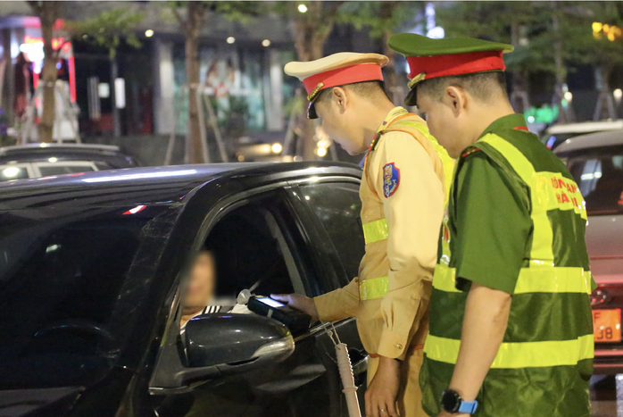 CSGT H&agrave; Nội Kiểm tra nồng độ cồn , xử l&yacute; nhiều vi phạm trong dịp lễ 30 - 4 - Ảnh 1.