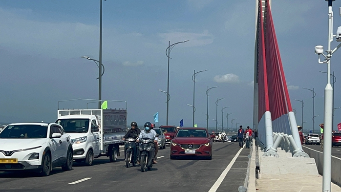 Công an khuyến cáo dừng đỗ xe trên cầu vượt cửa biển để đảm bảo an toàn giao thông - Ảnh 5.