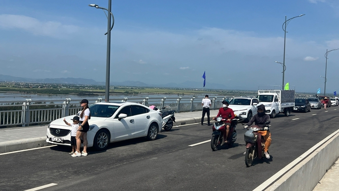 Công an khuyến cáo dừng đỗ xe trên cầu vượt cửa biển để đảm bảo an toàn giao thông - Ảnh 7.