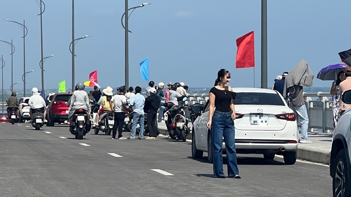 Công an khuyến cáo dừng đỗ xe trên cầu vượt cửa biển để đảm bảo an toàn giao thông - Ảnh 9.