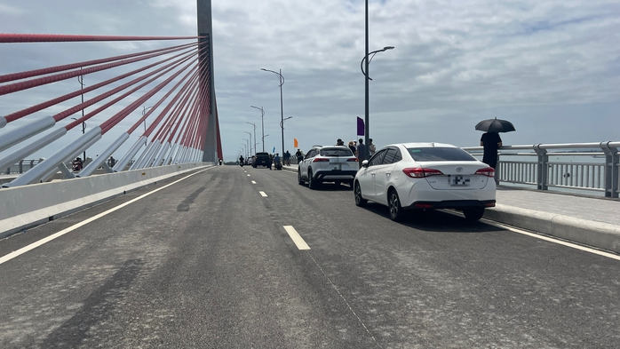 Công an khuyến cáo dừng đỗ xe trên cầu vượt cửa biển để đảm bảo an toàn giao thông - Ảnh 13.
