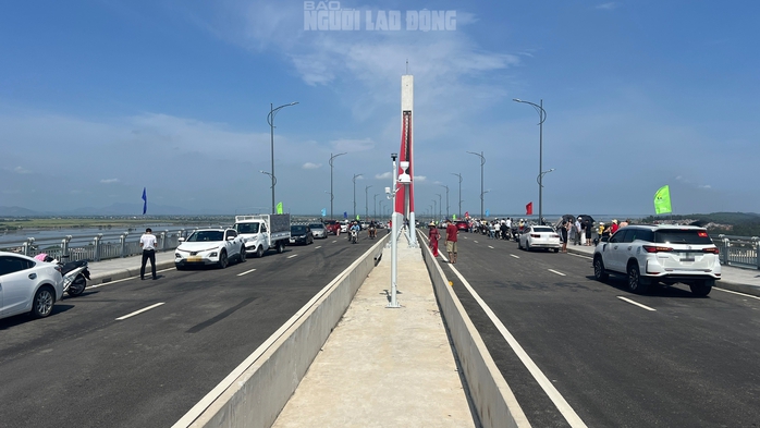 Công an khuyến cáo dừng đỗ xe trên cầu vượt cửa biển để đảm bảo an toàn giao thông - Ảnh 17.