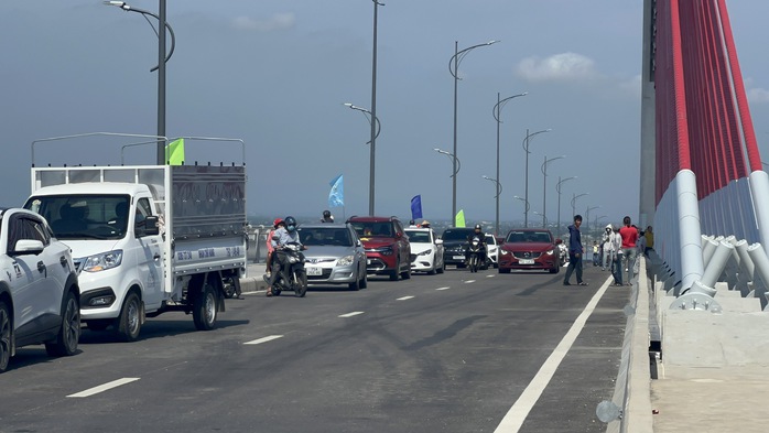 Công an khuyến cáo dừng đỗ xe trên cầu vượt cửa biển để đảm bảo an toàn giao thông - Ảnh 1.