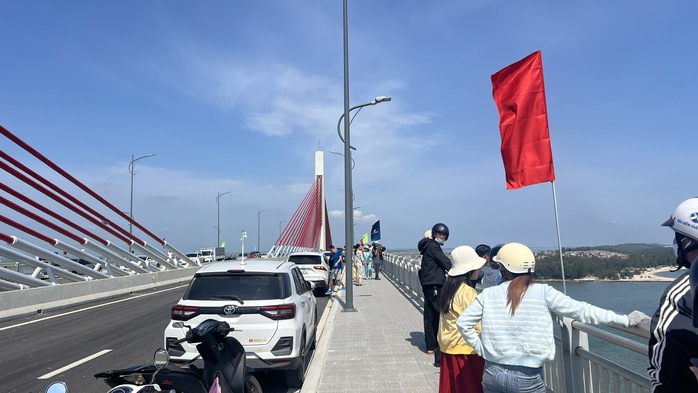 Công an khuyến cáo dừng đỗ xe trên cầu vượt cửa biển để đảm bảo an toàn giao thông - Ảnh 6.