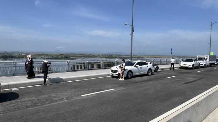 Công an khuyến cáo dừng đỗ xe trên cầu vượt cửa biển để đảm bảo an toàn giao thông - Ảnh 4.