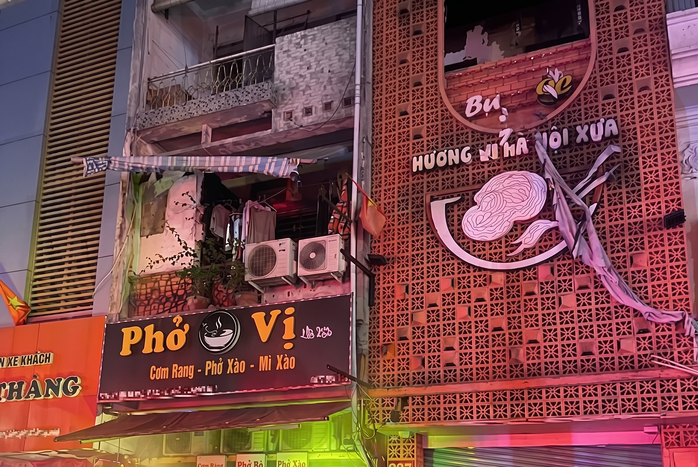 Ch&aacute;y qu&aacute;n ăn ở TPHCM , 4 người được giải cứu an to&agrave;n trong vụ hỏa hoạn - Ảnh 1.
