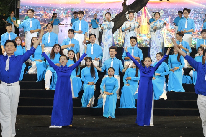 C&ocirc;ng nh&acirc;n h&agrave;o hứng với chương tr&igrave;nh nghệ thuật "S&agrave;i G&ograve;n - TPHCM: 50 năm &ndash; Kết nối triệu tr&aacute;i tim" - Ảnh 1.