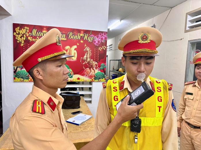 CSGT T&acirc;y Ninh kiểm tra rượu bia trong ng&agrave;y trực dịp lễ 30 - 4 v&agrave; 1 - 5 - Ảnh 3.