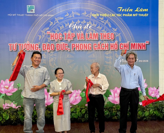 Nhiều t&aacute;c phẩm ấn tượng về học tập v&agrave; l&agrave;m theo B&aacute;c được trưng b&agrave;y - Ảnh 1.