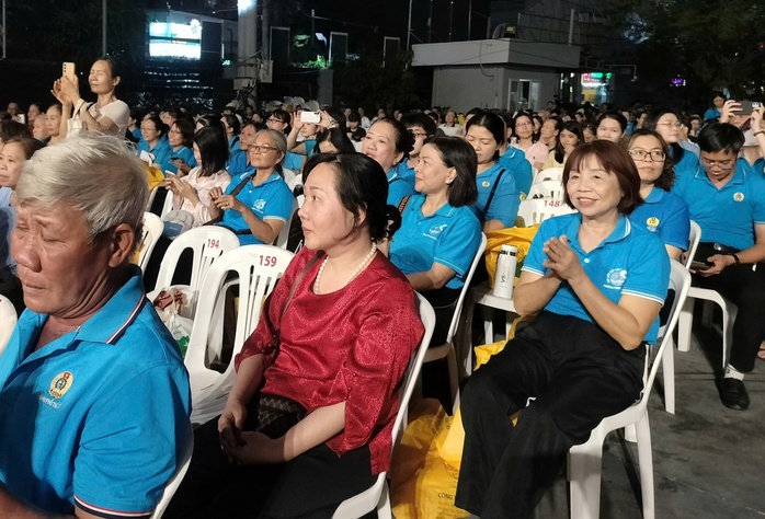 C&ocirc;ng nh&acirc;n h&agrave;o hứng với chương tr&igrave;nh nghệ thuật "S&agrave;i G&ograve;n - TPHCM: 50 năm &ndash; Kết nối triệu tr&aacute;i tim" - Ảnh 2.