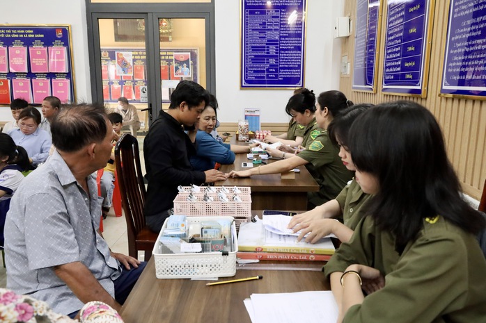 C&ocirc;ng an một x&atilde; tại TPHCM chuẩn bị b&aacute;nh kẹo phục vụ c&ocirc;ng d&acirc;n &ldquo;nh&iacute;&rdquo; lần đầu l&agrave;m căn cước - Ảnh 9.