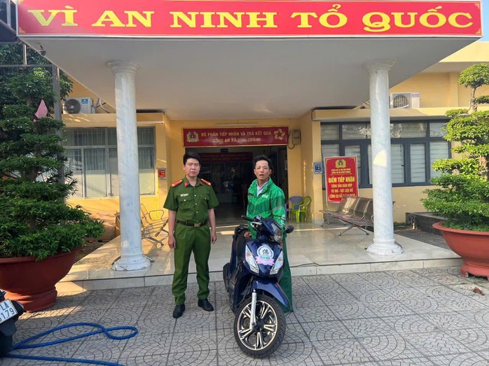 C&ocirc;ng an TPHCM bắt thanh ni&ecirc;n cướp xe &ocirc;m c&ocirc;ng nghệ - Ảnh 2.