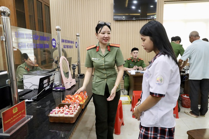 C&ocirc;ng an một x&atilde; tại TPHCM chuẩn bị b&aacute;nh kẹo phục vụ c&ocirc;ng d&acirc;n &ldquo;nh&iacute;&rdquo; lần đầu l&agrave;m căn cước - Ảnh 1.
