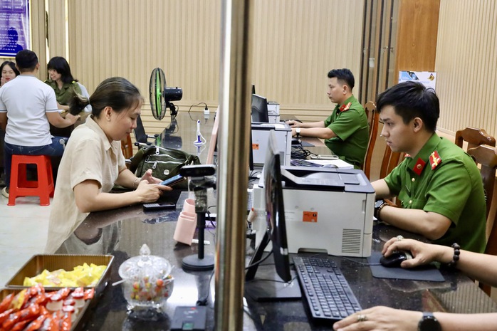 C&ocirc;ng an một x&atilde; tại TPHCM chuẩn bị b&aacute;nh kẹo phục vụ c&ocirc;ng d&acirc;n &ldquo;nh&iacute;&rdquo; lần đầu l&agrave;m căn cước - Ảnh 11.