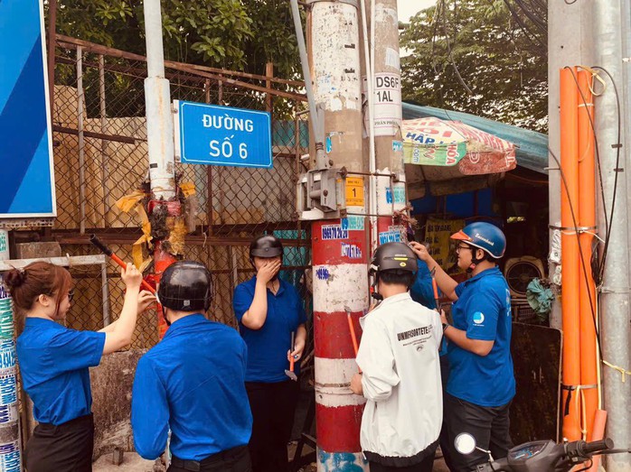 C&ocirc;ng an TPHCM li&ecirc;n tục bắt quả tang vi phạm, nhiều người phải viết cam kết - Ảnh 2.