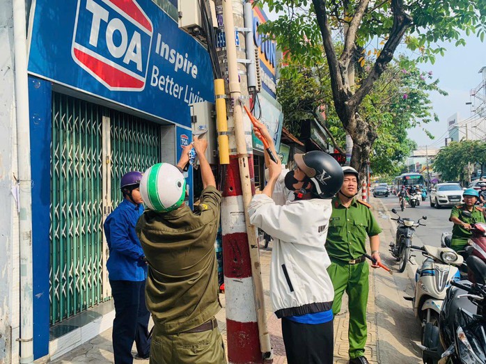 C&ocirc;ng an TPHCM li&ecirc;n tục bắt quả tang vi phạm, nhiều người phải viết cam kết - Ảnh 3.