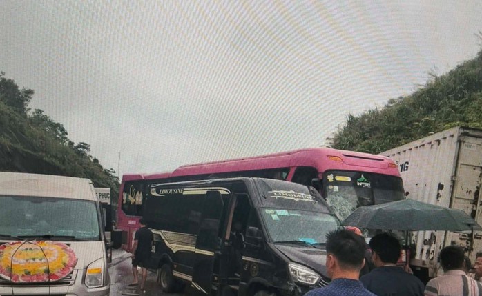 4 xe ô tô tai nạn liên hoàn trên cao tốc - Ảnh 1.