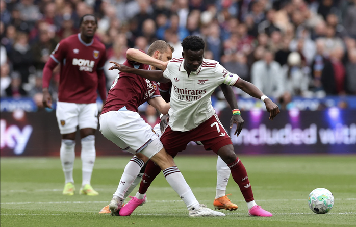 Arsenal thắng nghẹt thở West Ham, &aacute;p s&aacute;t ng&ocirc;i v&ocirc; địch Premier League - Ảnh 2.