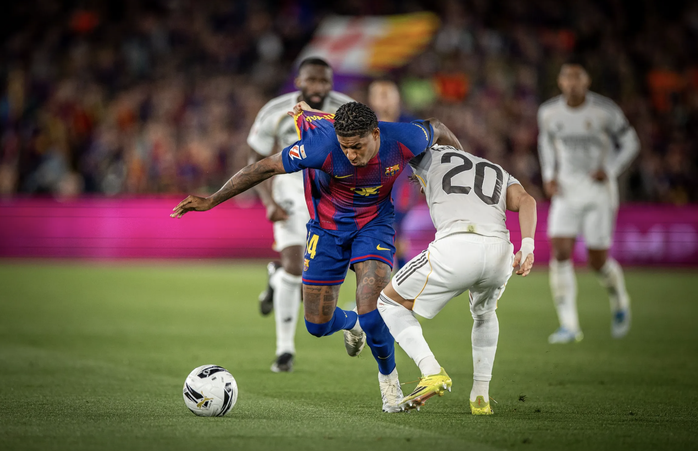 Barcelona quật ng&atilde; Real Madrid, đăng quang đ&ecirc;m La Liga đầy cảm x&uacute;c - Ảnh 2.