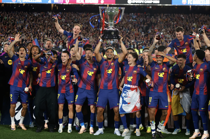 Barcelona quật ng&atilde; Real Madrid, đăng quang đ&ecirc;m La Liga đầy cảm x&uacute;c - Ảnh 8.