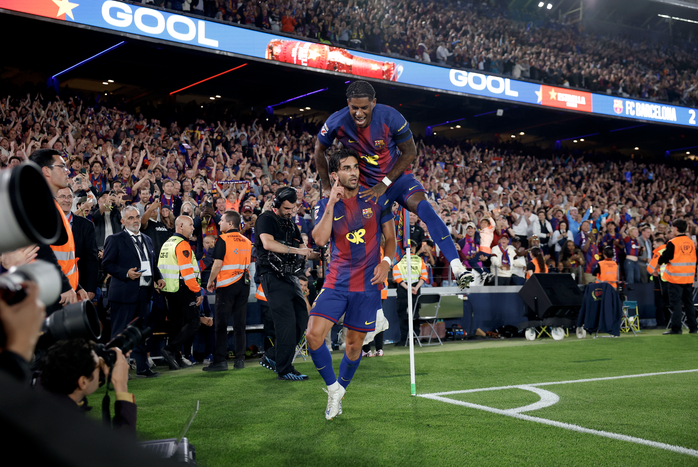Barcelona quật ng&atilde; Real Madrid, đăng quang đ&ecirc;m La Liga đầy cảm x&uacute;c - Ảnh 4.