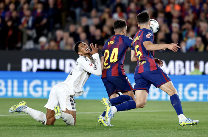 Barcelona quật ng&atilde; Real Madrid, đăng quang đ&ecirc;m La Liga đầy cảm x&uacute;c - Ảnh 5.
