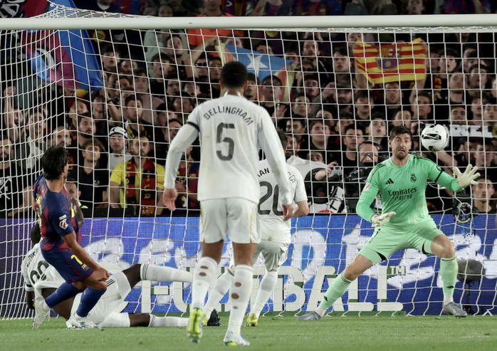 Barcelona quật ng&atilde; Real Madrid, đăng quang đ&ecirc;m La Liga đầy cảm x&uacute;c - Ảnh 3.