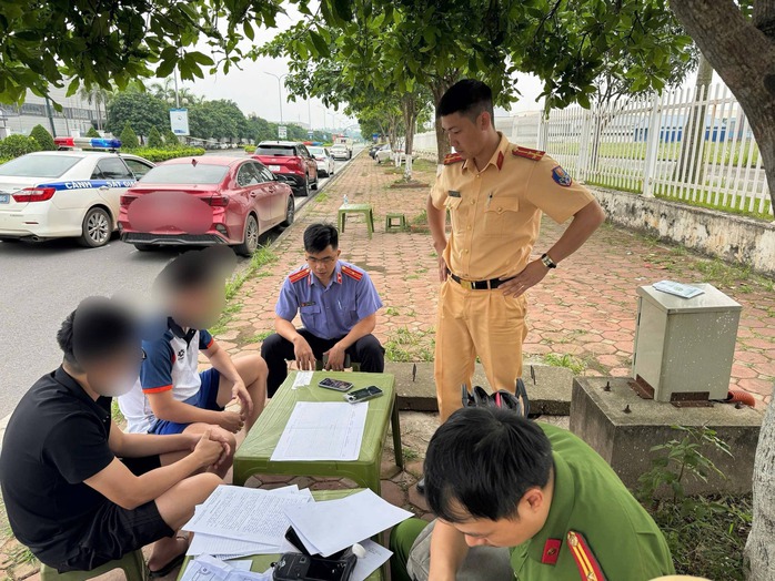 Vi phạm nồng độ cồn, điều khiển &ocirc; t&ocirc; t&ocirc;ng v&agrave;o xe chuy&ecirc;n dụng của CSGT - Ảnh 2.