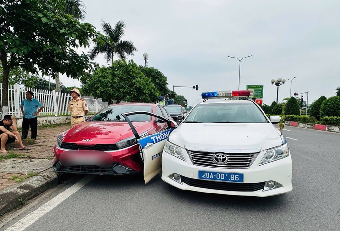 Vi phạm nồng độ cồn, điều khiển &ocirc; t&ocirc; t&ocirc;ng v&agrave;o xe chuy&ecirc;n dụng của CSGT - Ảnh 1.