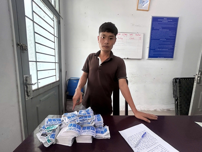 C&ocirc;ng an TPHCM li&ecirc;n tục bắt quả tang vi phạm, nhiều người phải viết cam kết - Ảnh 4.