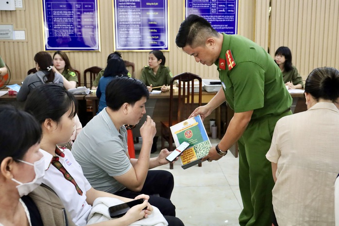 C&ocirc;ng an một x&atilde; tại TPHCM chuẩn bị b&aacute;nh kẹo phục vụ c&ocirc;ng d&acirc;n &ldquo;nh&iacute;&rdquo; lần đầu l&agrave;m căn cước - Ảnh 12.