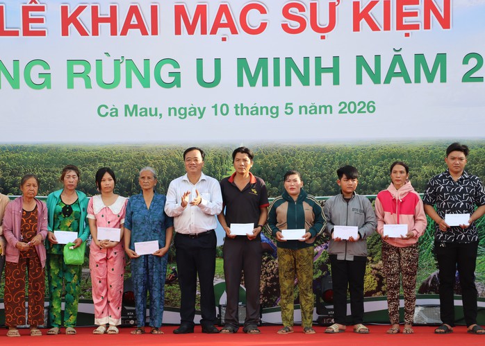 CLIP: H&agrave;ng trăm người tham gia thử th&aacute;ch đi cầu khỉ ở Vườn Quốc gia U Minh Hạ - Ảnh 2.