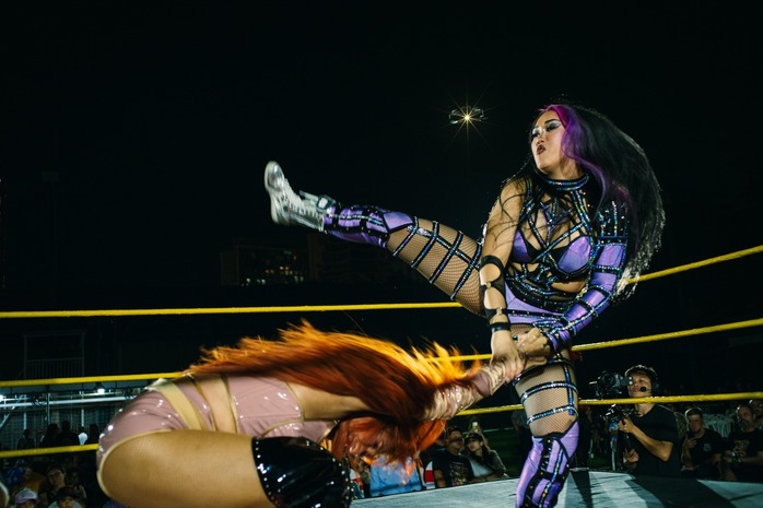 Đấu WWE tại TP HCM khiến 1000 kh&aacute;n giả phấn kh&iacute;ch v&igrave;  nữ đấu sĩ người Mỹ gốc Việt - Ảnh 1.