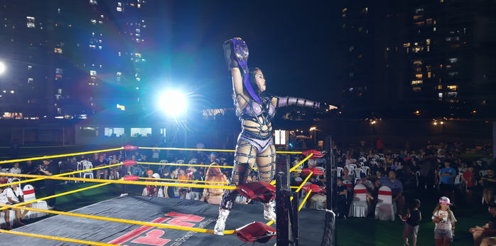 Đấu WWE tại TP HCM khiến 1000 kh&aacute;n giả phấn kh&iacute;ch v&igrave;  nữ đấu sĩ người Mỹ gốc Việt - Ảnh 2.