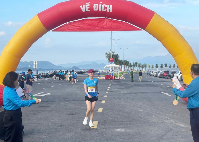 H&agrave;ng trăm VĐV tham dự giải chạy C&ocirc;ng đo&agrave;n dưới ch&acirc;n đ&egrave;o Hải V&acirc;n - Ảnh 4.