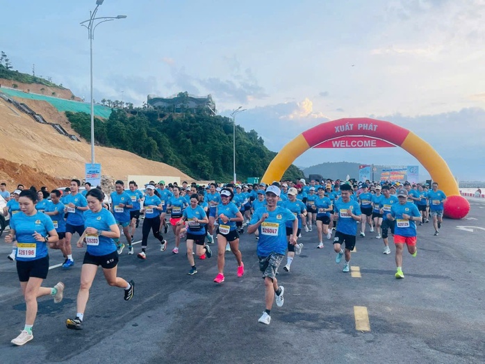 H&agrave;ng trăm VĐV tham dự giải chạy C&ocirc;ng đo&agrave;n dưới ch&acirc;n đ&egrave;o Hải V&acirc;n - Ảnh 2.