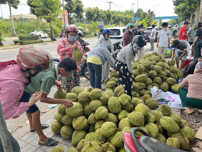 VIDEO: Con đường "thơm nức" nhất Cần Thơ h&uacute;t người mua suốt ng&agrave;y - Ảnh 1.