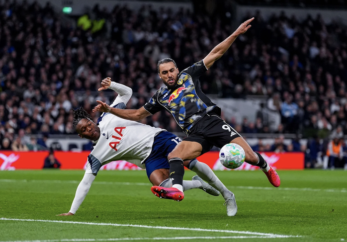 Người h&ugrave;ng Mathys Tel th&agrave;nh "tội đồ", Tottenham đ&aacute;nh rơi chiến thắng trước Leeds - Ảnh 5.