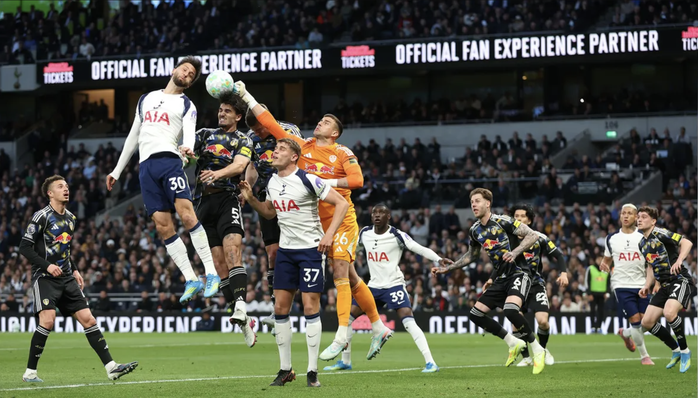 Người h&ugrave;ng Mathys Tel th&agrave;nh "tội đồ", Tottenham đ&aacute;nh rơi chiến thắng trước Leeds - Ảnh 7.
