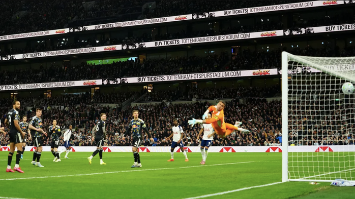 Người h&ugrave;ng Mathys Tel th&agrave;nh "tội đồ", Tottenham đ&aacute;nh rơi chiến thắng trước Leeds - Ảnh 3.