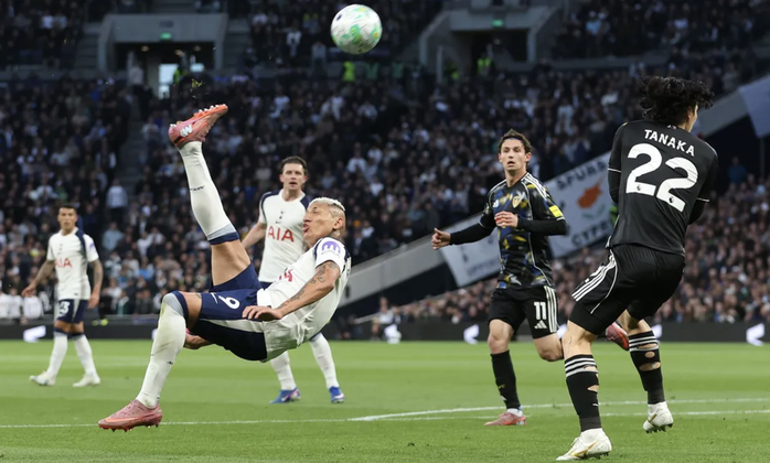 Người h&ugrave;ng Mathys Tel th&agrave;nh "tội đồ", Tottenham đ&aacute;nh rơi chiến thắng trước Leeds - Ảnh 2.