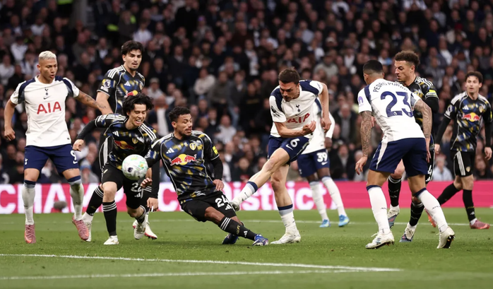Người h&ugrave;ng Mathys Tel th&agrave;nh "tội đồ", Tottenham đ&aacute;nh rơi chiến thắng trước Leeds - Ảnh 1.