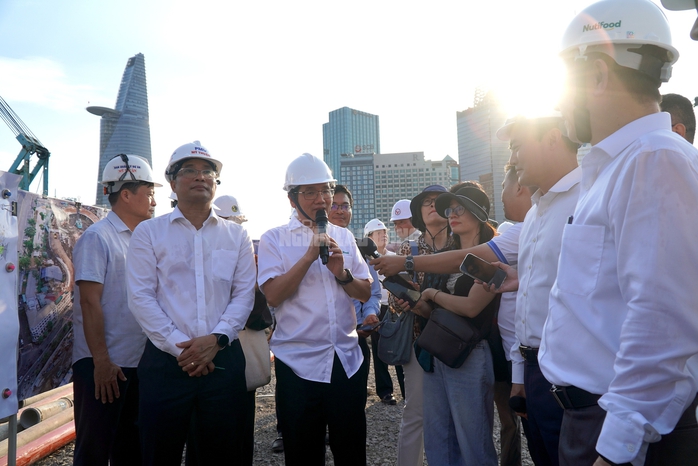 VIDEO: Cầu đi bộ ngh&igrave;n tỉ qua s&ocirc;ng S&agrave;i G&ograve;n ch&iacute;nh thức đổ mẻ b&ecirc; t&ocirc;ng đầu ti&ecirc;n - Ảnh 1.
