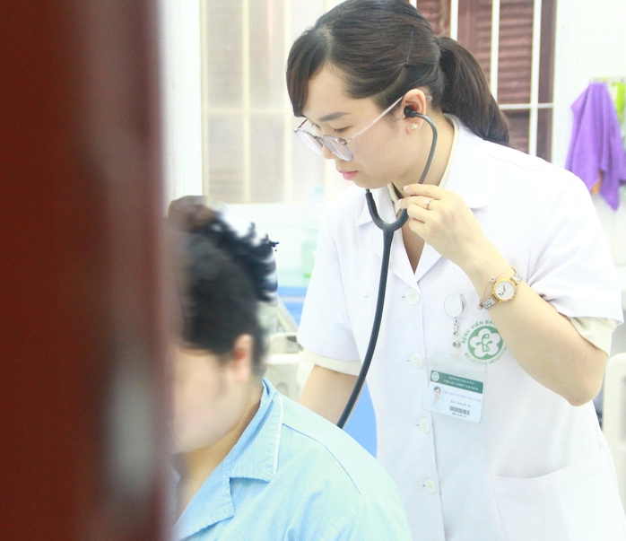 Người mẹ trẻ &ocirc;m con ra ban c&ocirc;ng sau nhiều tuần trầm cảm sau sinh - Ảnh 1.