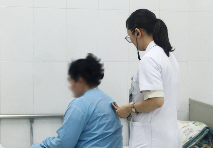 Người mẹ trẻ &ocirc;m con ra ban c&ocirc;ng sau nhiều tuần trầm cảm sau sinh - Ảnh 2.