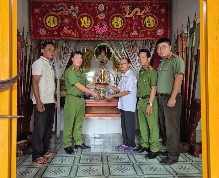 Đột nhập miếu thờ , trộm d&acirc;y chuyền v&agrave;ng tr&ecirc;n tượng Phật g&acirc;y chấn động x&atilde; hội 2026 - Ảnh 2.