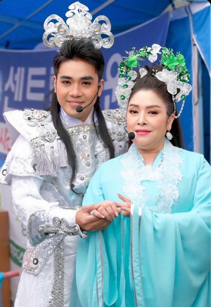 Phan Nhật Kh&aacute;nh lưu diễn H&agrave;n Quốc được kiều b&agrave;o y&ecirc;u mến - Ảnh 1.