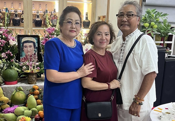 Lệ Thủy, T&ocirc; Kim Hồng, Trang B&iacute;ch Liễu nhớ về Thanh Sang trong ng&agrave;y giỗ - Ảnh 4.