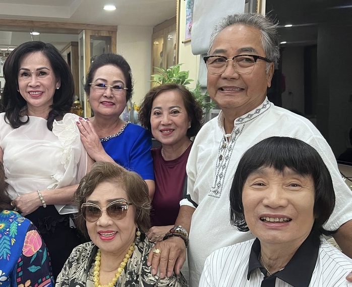 Lệ Thủy, T&ocirc; Kim Hồng, Trang B&iacute;ch Liễu nhớ về Thanh Sang trong ng&agrave;y giỗ - Ảnh 3.